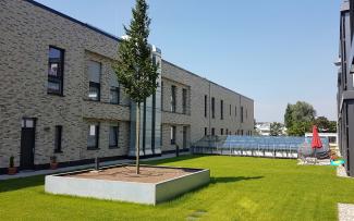 Two tree areas had been added to the lawn given that the available structural capacity of the roof allows for high loads. © GRÜN+DACH / ZinCo Green roof with lan and a tree